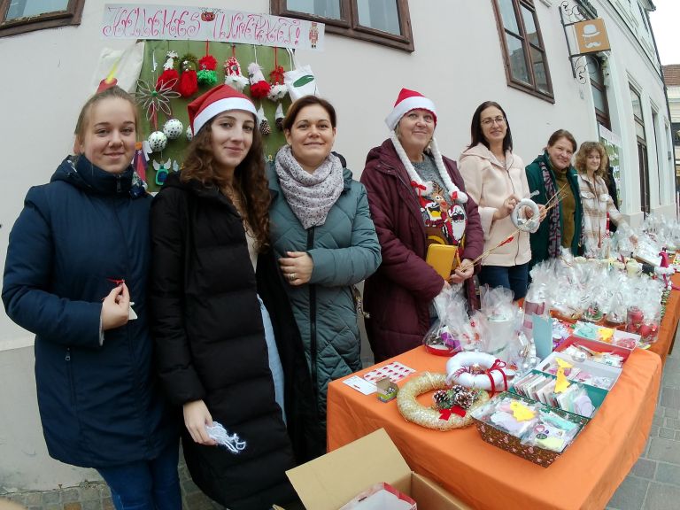 Elkezdődött a Jótékonysági karácsonyi vásár!